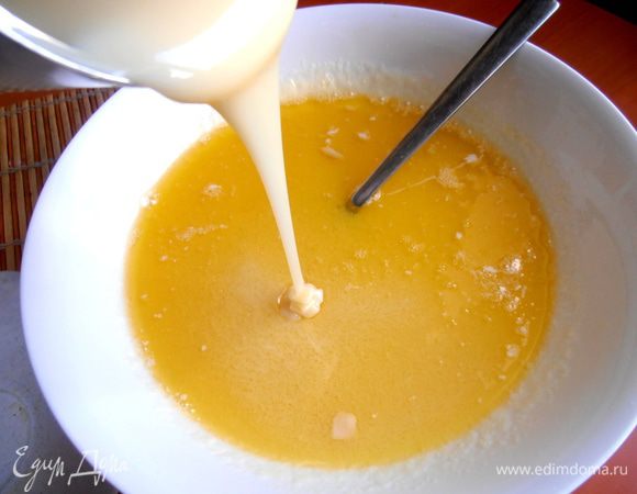 Топится шоколад почти моментально!Снимаем с огня и вливаем всю банку сгущёнки. Размешиваем!