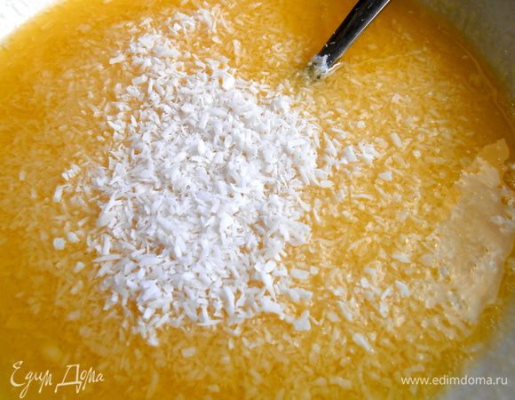 До этого шага я переживала,что масло будет всплывать и не впитается до конца... Но решила следовать рецепту,а именно:всыпать кокосовую стружку! Кто любит очень кокос - все 70 г, но я всыпала поменьше.А кто его вообще не любит, то обойдитесь без кокоса,крем и так получится вкусным!