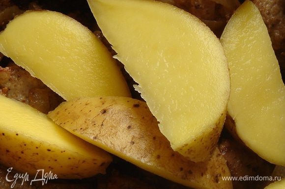 Картофель очистить и разрезать на дольки, на 4-6 частей. Молодой или тонкокожий картофель можно оставить в шкурке.