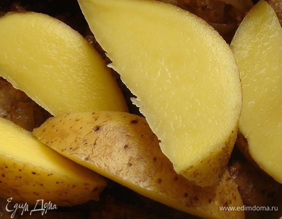 Картофель очистить и разрезать на дольки, на 4-6 частей. Молодой или тонкокожий картофель можно оставить в шкурке.