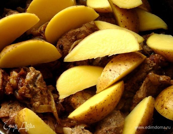 В глубокой, толстостенной посуде (казан, чугунная кастрюля) разогреть растительное масло и на большом огне обжарить мясо до полуготовности. Затем добавить картофельные дольки, посолить и хорошо перемешать. Если необходимо, добавить немного воды. Уменьшить огонь и тушить под плотно закрытой крышкой до готовности. Готовое блюдо посыпать измельчённой кинзой. Подавать со свежими овощами, соусом "сацебели" и грузинским лавашом (торнеспури). Приятного аппетита!