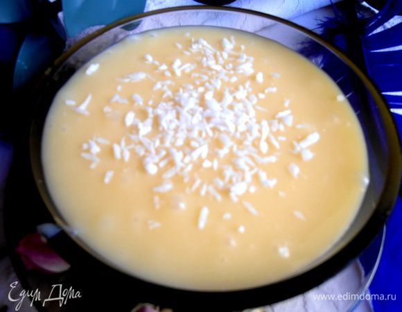 Крем должен постоять ночь в холодильнике до полного качественного состояния... Но я не удержалась и оформила сразу креманочку для вас! Сначала посыпала кокосом...