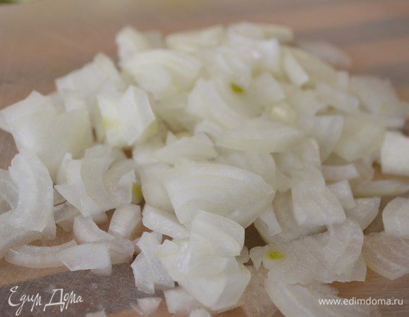 Мелко нарезать лук.