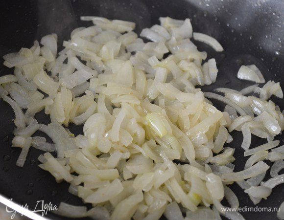 Обжарить до золотистого цвета в 1 ст.л. сливочного масла в течении 10 мин. 