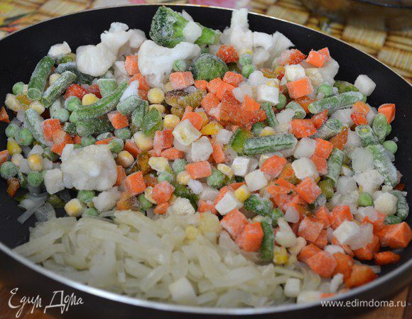 Добавить замороженные овощи. Предварительно их НЕ РАЗМОРАЖИВАТЬ.