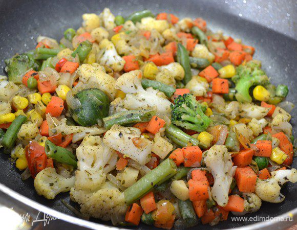 Жарить в течении 15 мин, периодически помешивая на небольшом огне. До полной готовности овощей. Посолить, поперчить и жарить еще 5 мин. (Всего ок. 20 мин.). Снять с огня, накрыть крышкой.
