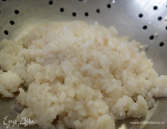 Отварить рис в 350 гр. воды в подсоленной воде, около 15-20 мин. (в зависимости от вашего сорта риса). Рис, который использовала я, сварился за приблизительно 15 мин.