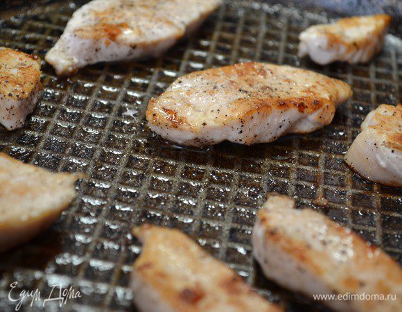 Обжарить с двух сторон, в течении 3 мин. с каждой стороны на небольшом огне.