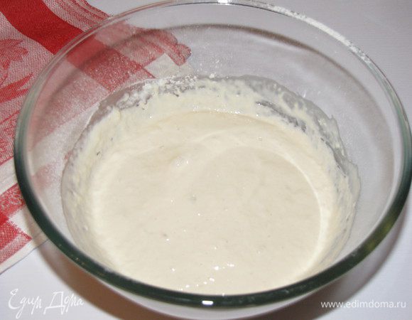 Приготовьте опару. Влейте теплое молоко в миску , положите дрожжи, размешайте. Добавьте часть просеянной муки, чтобы получилась консистенция как у жидкой сметаны. Оставьте опару накрытой полотенцем в теплом месте на 40 минут.