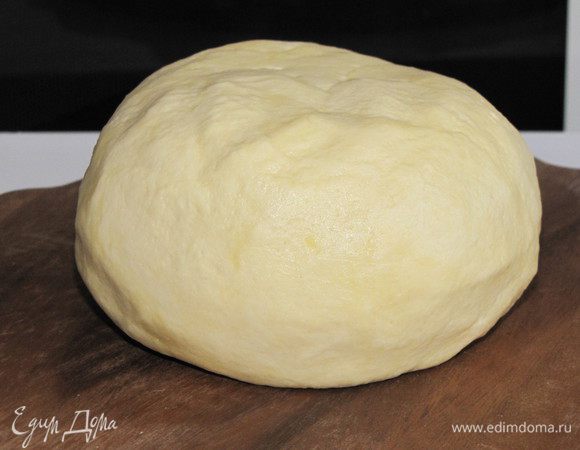 Добавьте в опару размягченное масло, сахар и соль. Размешайте до полного растворения сахара и соли. Небольшими порциями добавляйте к опаре оставшуюся муку, каждый раз тщательно вымешивая. Вымесите тесто, накройте и поставьте в теплое место на 1,5 часа. После того, как тесто поднимется, обомните его и оставьте еще на 1,5 ч. Я тесто убирала на ночь в холодильник, т.к.  пирог пекла на следующий день. 