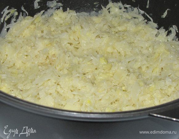 Приготовьте начинку. Для этого капусту мелко порубите, сложите в сотейник, посолите, перемешайте, полейте сливками. Накройте и тушите на небольшом огне, часто перемешивая до мягкости капусты, примерно 20 минут. За 5 минут до конца добавьте  1 ст. ложку сливочного масла.