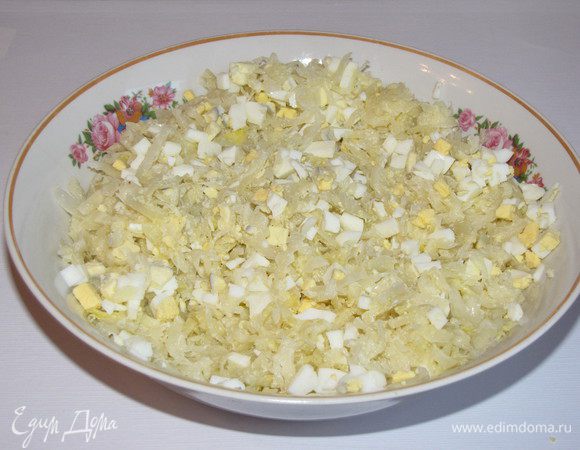 Яйца порубите, смешайте с остывшей капустой. Начинка готова.