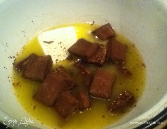 Разогрейте духовку до 180 градусов. 
На водяной бане растопите сливочное масло с шоколадом.