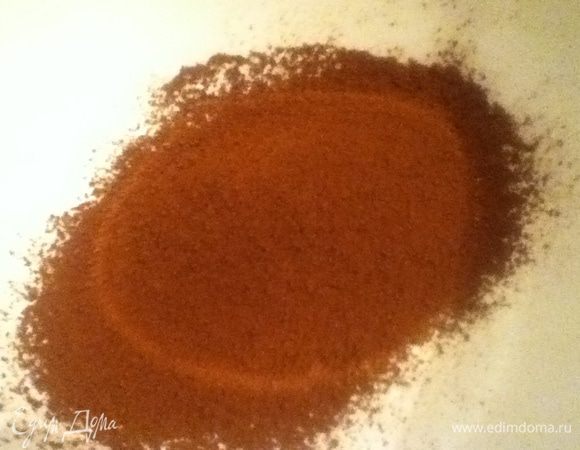 Отдельно смешайте просеянную муку (с разрыхлителем) с какао и сахарной пудрой.