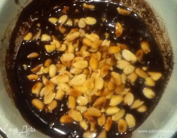 В полностью растопленную шоколадно-масляную смесь добавьте орехи и вишню. 