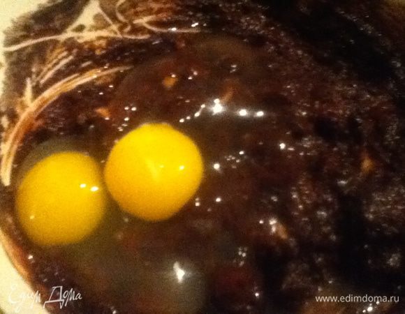 Смешайте какао-смесь с шоколадной. Добавьте два яйца и хорошо перемешайте.