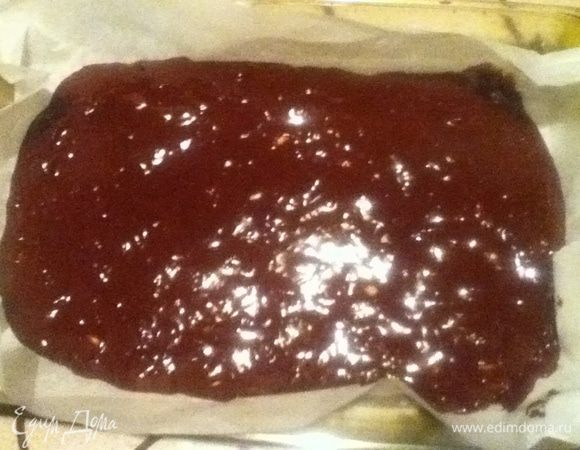 Смажьте форму маслом (я выстилаю бумагой) и равномерно распределите по ней тесто и выпекайте 25 минут. Он потом поднимется немного.