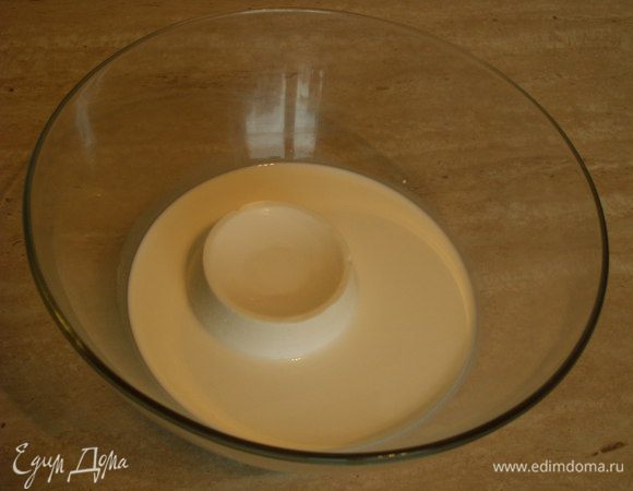 Рикотту, сливки и сахар слегка взбить.