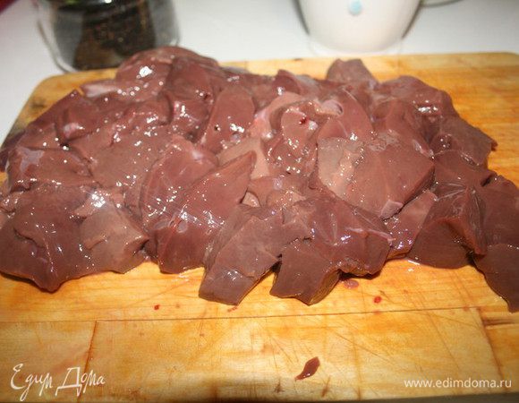 Печень очистить от плёнок и порезать на кубики
