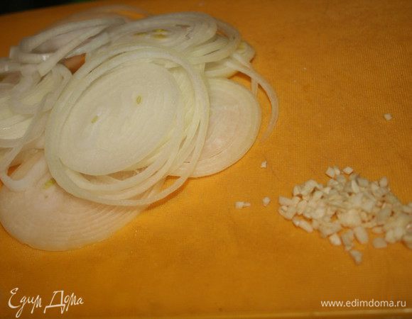 Лук режем кольцами, чеснок мелко рубим