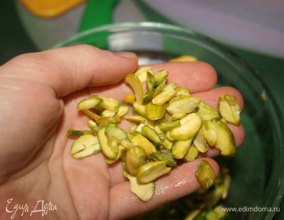 Фисташки очистить, обдав кипятком, и порезать на маленькие слайсики. 