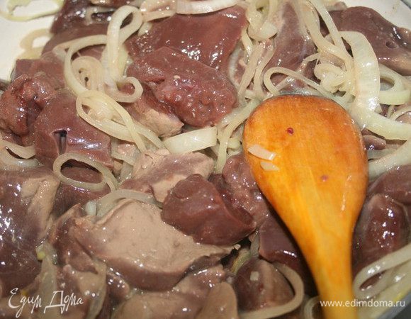 На сковороде с оливковым и растопленным сливочным маслом слегка обжарить лук и чеснок. Добавить печень и обжарить 10-15 мин.