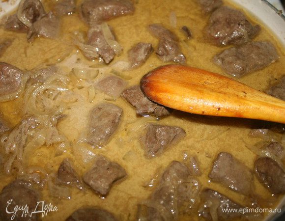 К печени добавить вино, мускатный орех, соль, перец и тушить минут 5-10. Затем вливаем сливки, даём закипеть и снимаем с огня.