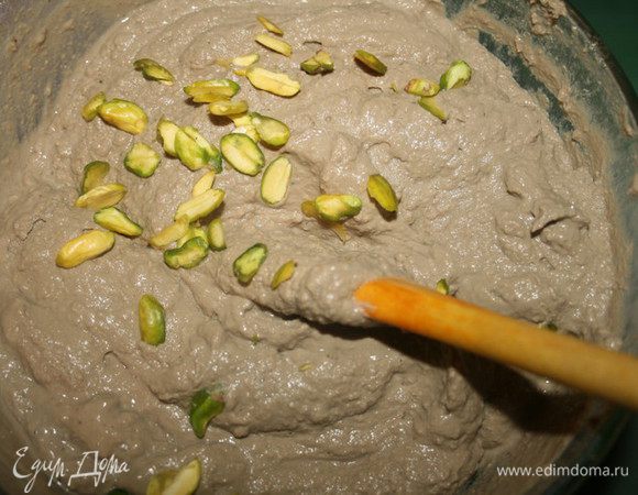 Печень с овощами размолоть блендером,постепенно вливая жидкость, до состояния гладкого пюре.Давить очищенные фисташки и аккуратно перемешать.