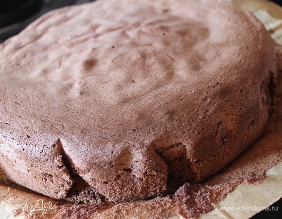 Бисквит этот получается у всех! если все делать по рецепту...Итак, яйца взбиваем с сахаром 10 минут. Смешиваем все сухие ингредиенты, муку, крахмал, разрыхлитель и добавляем в яйца  постепенно, перемешиваем путем складывания... выливаем в форму, застеленную бумагой. Диаметр моей формы 26 см. Выпекаем в разогретой духовке при 190 гр. 25 минут. 