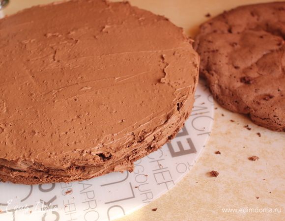 Даем торту остыть, разрезаем его на 3 части. Крем достаем, делим тоже на три части, обмазываем наш торт. 