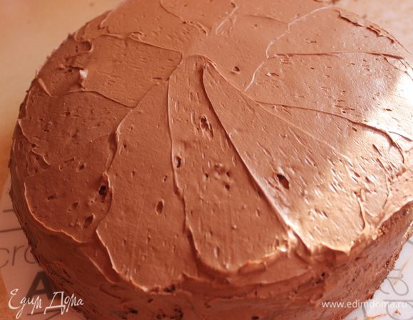 Верх торта  должен быть тоже обмазан. Ставим его пока в холодильник .