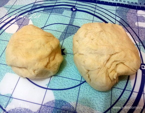 Сливочное масло натрите на терке и смешайте с мукой и разрыхлителем. Добавьте сметану и замесите мягкое тесто. Разделите его на 2 неравные части и уберите в холодильник на 20–30 минут. Лимон измельчите в блендере до состояния пюре. Добавьте сахар, крахмал и перемешайте.