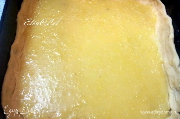 На тесто выложите лимонную начинку.
