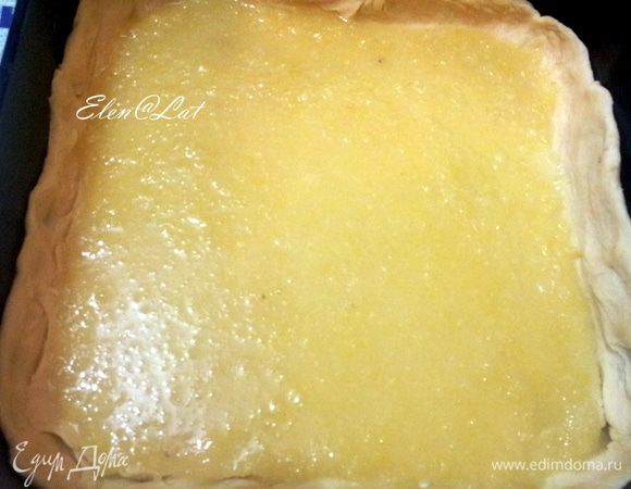 На тесто выложите лимонную начинку.