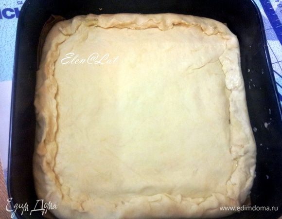 Накройте коржом из оставшегося теста. Защипните края.