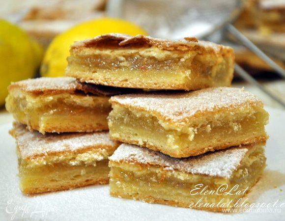 Выпекайте пирог в заранее разогретой до 180°C духовке около 40 минут. После того как он испечется, остудите немного в форме, а потом переложите на блюдо. Посыпьте сахарной пудрой. Пирог мы ели теплым — не могли дождаться, когда он остынет. Он бесспорно вкусный и теплым, и холодным. Для меня это взрыв лимонного вкуса. Приятного аппетита!