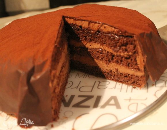 Достаем через час, снимаем бумагу и посыпаем какао... Даем еще настояться, я оставила на ночь... а утром можно наслаждаться самым шоколадным тортиком.....!!!
P.S. забыла написать..резать такой торт надо горячим сухим ножом...