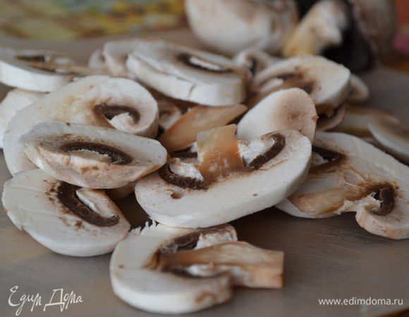 Нарезать грибы.