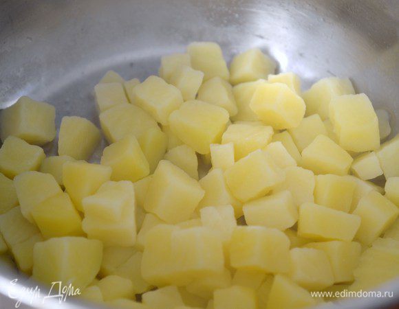 Картофель нарезать кубиками, сварить в подсоленной воде. 