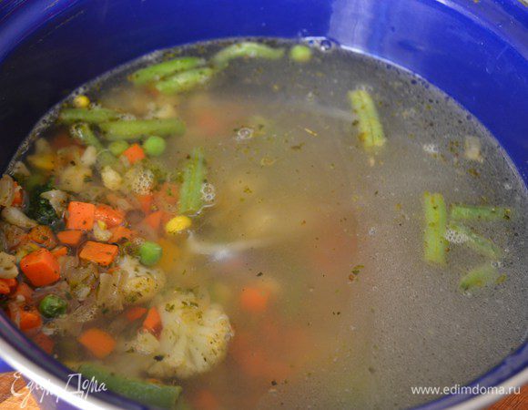 Процеженный бульон вернуть в кастрюлю. Добавить овощи, картофель, рис, немного приправы. Поставить снова на огонь. Добавить соль, перец по вкусу. Довести до кипения. Добавить нарезанный укроп. Выключить суп.