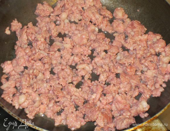 У колбасок снять оболочку и обжарить фарш на сковороде с антипригарным покрытием 3-4 мин..
