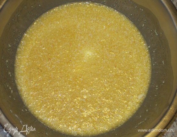 Взбить яйца,добавить тёртый пармезан,молоко,соль,перемешать.