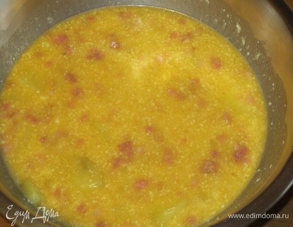 Добавить картофель, фарш и ещё раз всё перемешать.