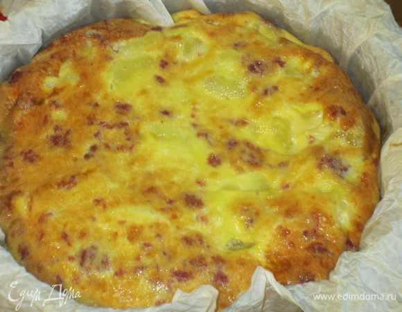 Массу поместить в форму с пергаментом  (диаметром 20-22 см)  и выпекать в разогретой до 180 °С духовке 25-30 минут.