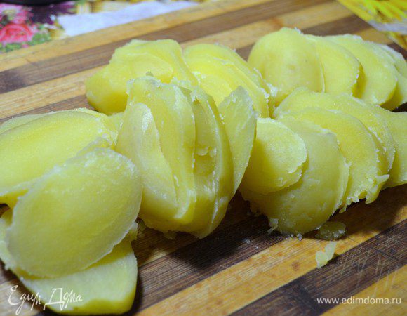 Картофель отварить в мундире. Нарезать кольцами.