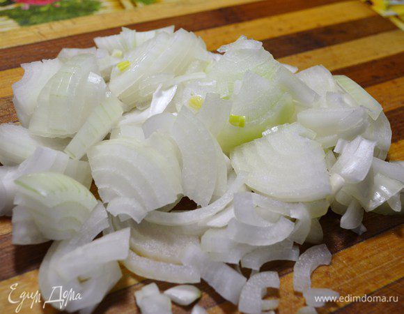 Кубиками нарезать лук.