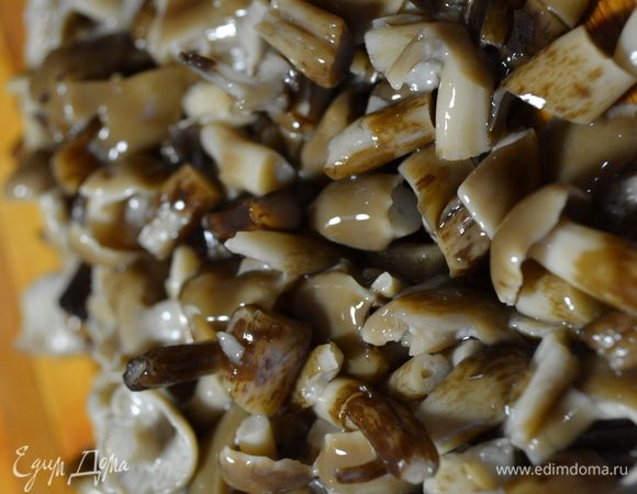 Грибы нарезать небольшими кусочками.