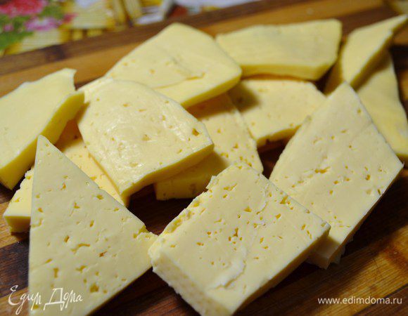 200 гр. сыра нарезать небольшими пластинками.