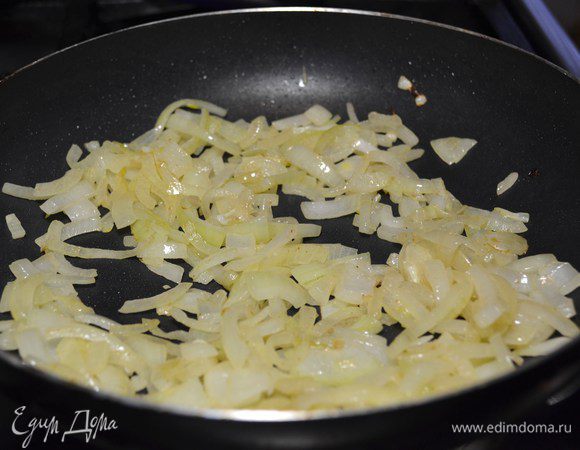 На растительном  масле обжарить лук в течении 5 мин. до золотого оттенка.
