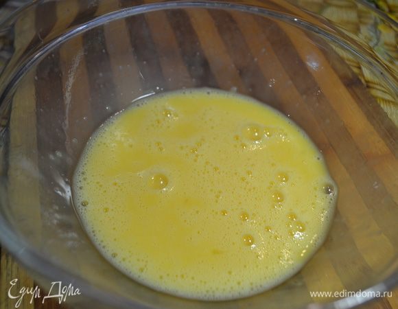 Для яично-сливочной основы: взбить яйца.
